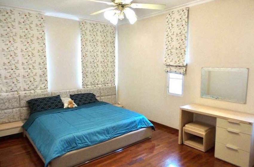House with Shared Pool in Srinakarin 